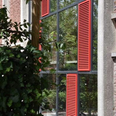 Solutions contre la surchauffe : protection solaire extérieure et rafraîchissement par ventilation