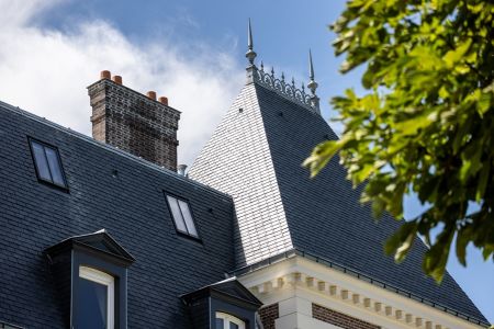 Toiture en ardoise naturelle : un choix durable face aux exigences climatiques et réglementaires