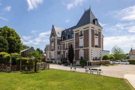 Toiture en ardoise naturelle : un choix durable face aux exigences climatiques et réglementaires