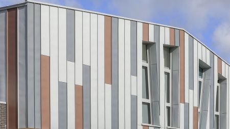 Façades en zinc : une enveloppe durable au service de l'écriture architecturale