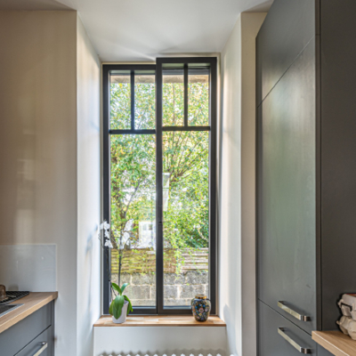 Fenêtre Simple Dormant Invisible : l'élégance discrète au service de la lumière