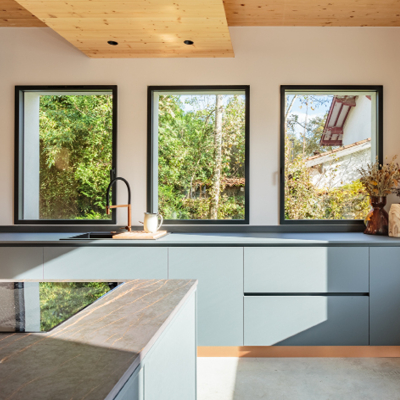 Fenêtre Simple Dormant Invisible : l'élégance discrète au service de la lumière