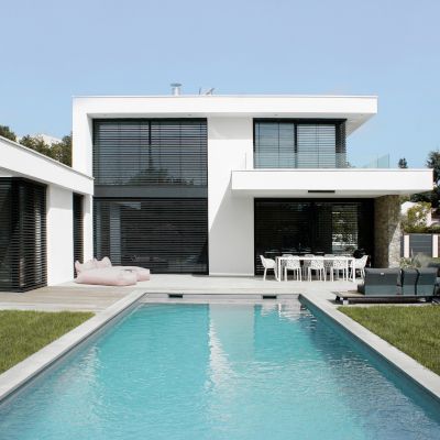 Protection solaire sophistiquée pour les châssis d'angle entièrement vitrés