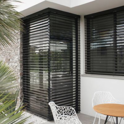 Protection solaire sophistiquée pour les châssis d'angle entièrement vitrés