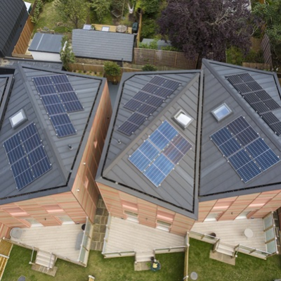 Toitures en zinc et panneaux solaires : le duo durable