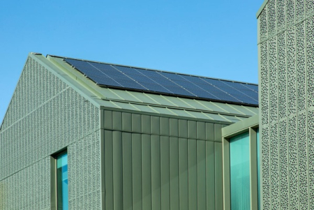 Toitures en zinc et panneaux solaires : le duo durable