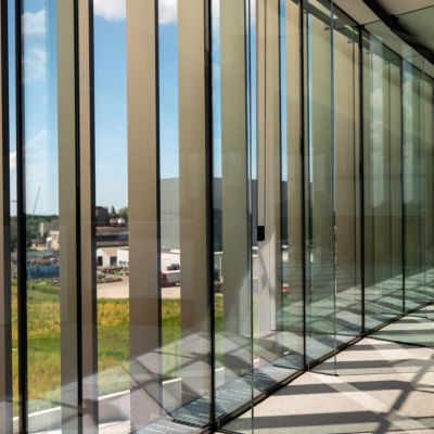 Un brise-soleil innovant qui sublime la façade iconique du Picanol Group