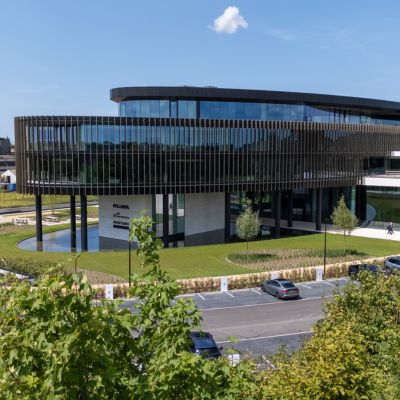 Un brise-soleil innovant qui sublime la façade iconique du Picanol Group