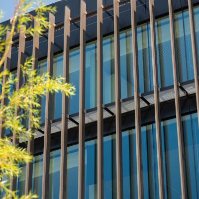 Un brise-soleil innovant qui sublime la façade iconique du Picanol Group