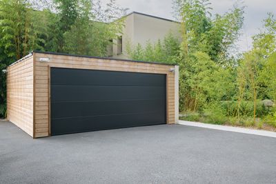 Porte de garage sectionnelle plafond : l'assurance d'une élégance classique et durable