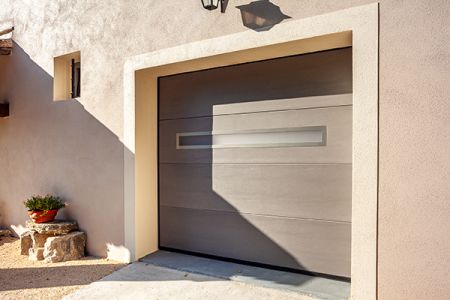 Porte de garage sectionnelle plafond : l'assurance d'une élégance classique et durable