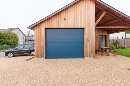 Porte de garage sectionnelle plafond : l'assurance d'une élégance classique et durable