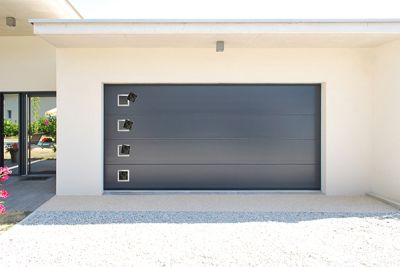 Porte de garage sectionnelle plafond : allier modernité et style intemporel