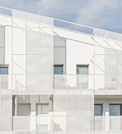 Habiller, ombrager, protéger : le métal déployé en architecture