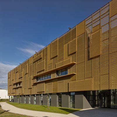 Habiller, ombrager, protéger : le métal déployé en architecture