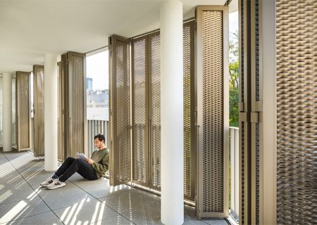 Habiller, ombrager, protéger : le métal déployé en architecture
