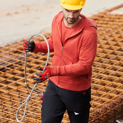 Les mains, première cible des accidents du travail : comment les protéger efficacement ?