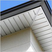 Avec les lambris en aluminium prélaqué ARALTEC, optez pour une toiture harmonieuse et protégée !