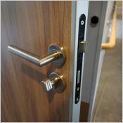 Protection des chants de porte pour blocs-portes bois - Option pour blocs-portes techniques