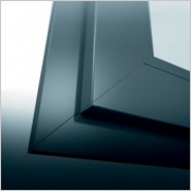 Fenêtre PVC Swingline : finition noir velours et poignée kompakt
