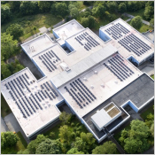 Rénovation des toitures-terrasses acier : intégrez le photovoltaïque en toute sécurité 