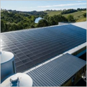 Plaques profilées en fibres-ciment servant de support pour modules photovoltaïques