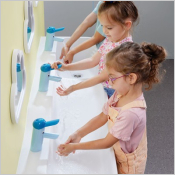 Espace sanitaire pensé pour les enfants, idéal pour les ERP