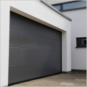 La porte de garage esthétique à l'extérieur et fonctionnelle à l'intérieur