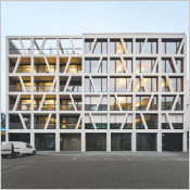 Relief de façade créatif – Protection solaire avec stores toile extérieurs de fenêtre