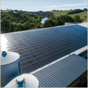 Plaques profilées en fibres-ciment servant de support pour modules photovoltaïques