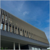 Lames de brise-soleil sur le nouveau bâtiment du Collège International de Noisy-le-Grand