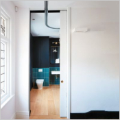 Une porte coulissante qui libère l’espace et facilite l'accès