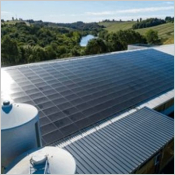 Plaques profilées en fibres-ciment servant de support pour modules photovoltaïques