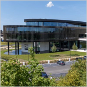 Un brise-soleil innovant qui sublime la fa&ccedil;ade iconique du Picanol Group