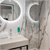Wetwall Nuance™ dans les salles de bain de l’hôtel Le Maury