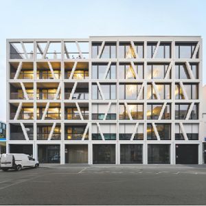 Relief de façade créatif – Protection solaire avec stores toile extérieurs de fenêtre
