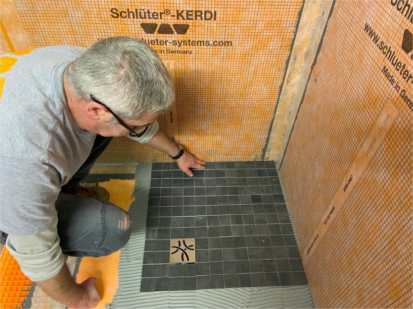 Schlüter-KERDI - Réaliser une douche italienne accessible