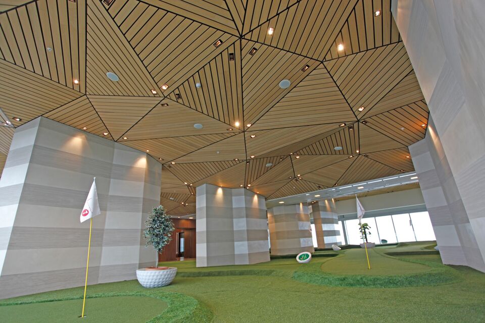 Bois massif linéaire - Plafond linéaire avec panneaux de bois
