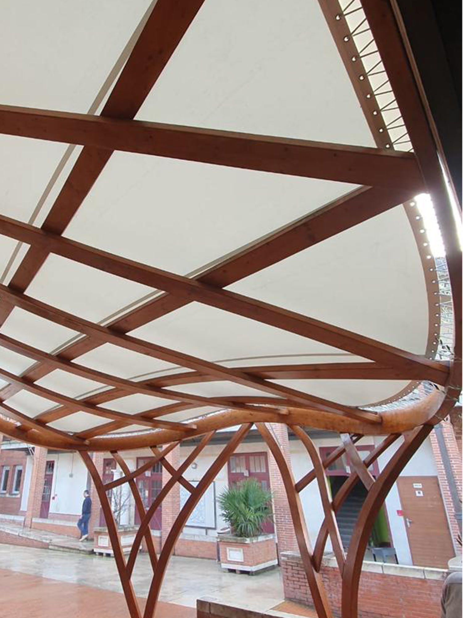 Abris et structures permanents   - Structure métallo-textile/charpente bois