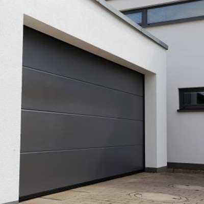 La porte de garage esthétique à l'extérieur et fonctionnelle à l'intérieur