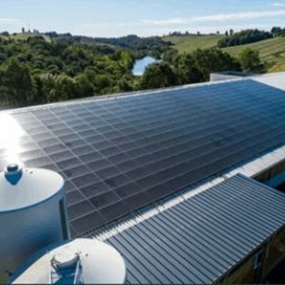 Plaques profilées en fibres-ciment servant de support pour modules photovoltaïques