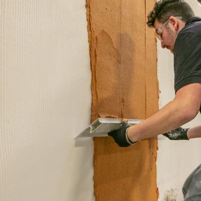 Restaurer rapidement les façades anciennes avec un enduit à la chaux 