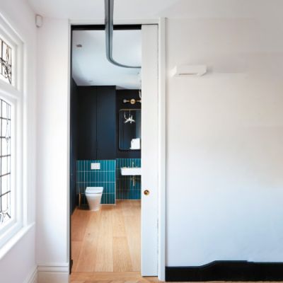 Une porte coulissante qui libère l’espace et facilite l'accès