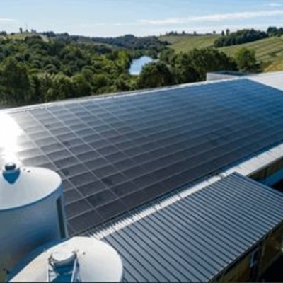 Plaques profilées en fibres-ciment servant de support pour modules photovoltaïques