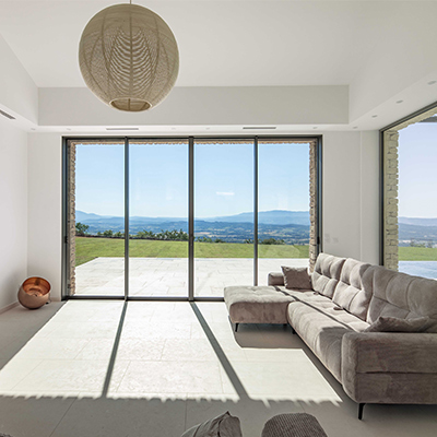 Fenêtres et coulissants minimalistes : quand la discrétion devient une signature architecturale 